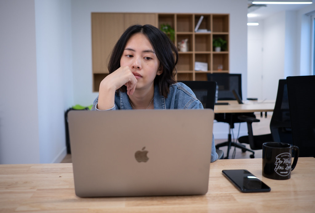 Femme fatiguée souffrant de troubles du sommeil