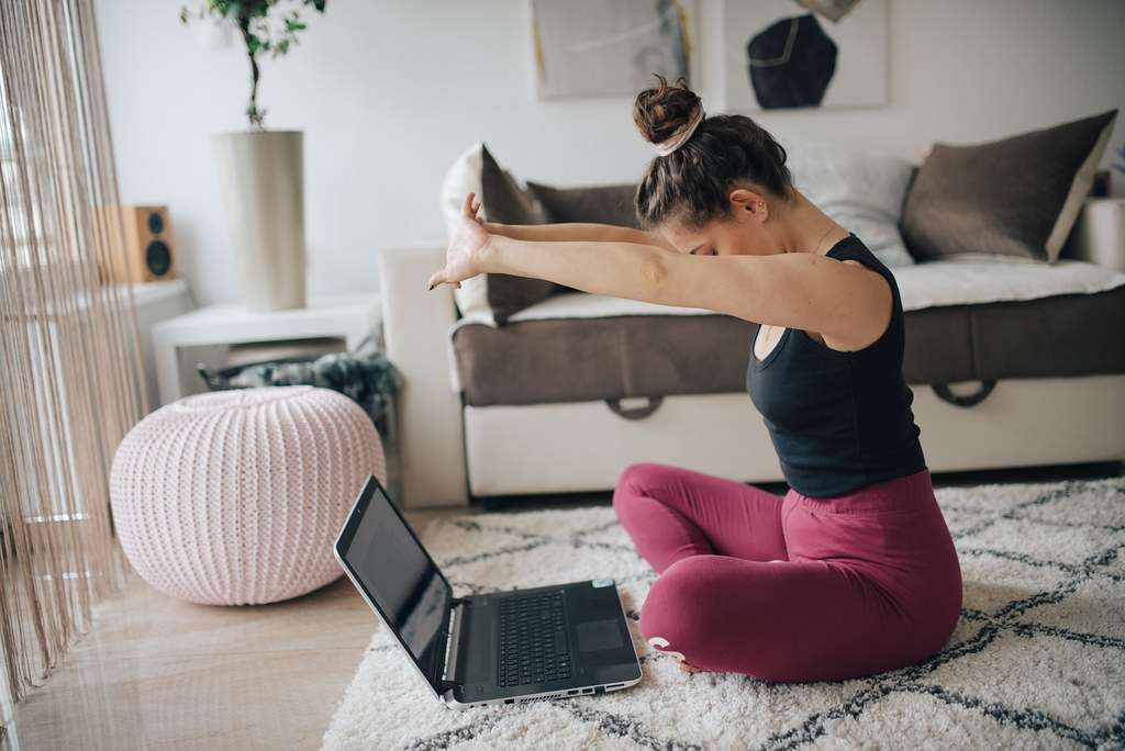 Femme pratiquant des étirements de yoga pour son bien-être