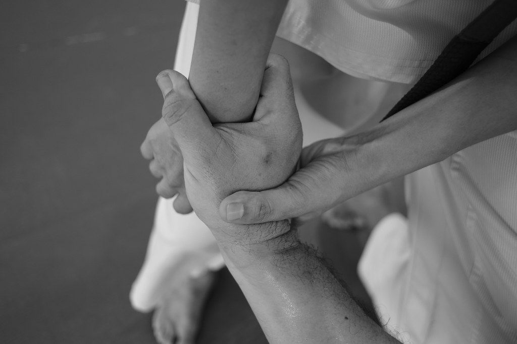 Mains pratiquant un massage thérapeutique lors d'une séance