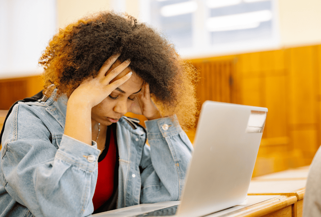 Femme fatiguée par la charge mentale, tête entre les mains — réflexologie à Montereau-Fault-Yonne